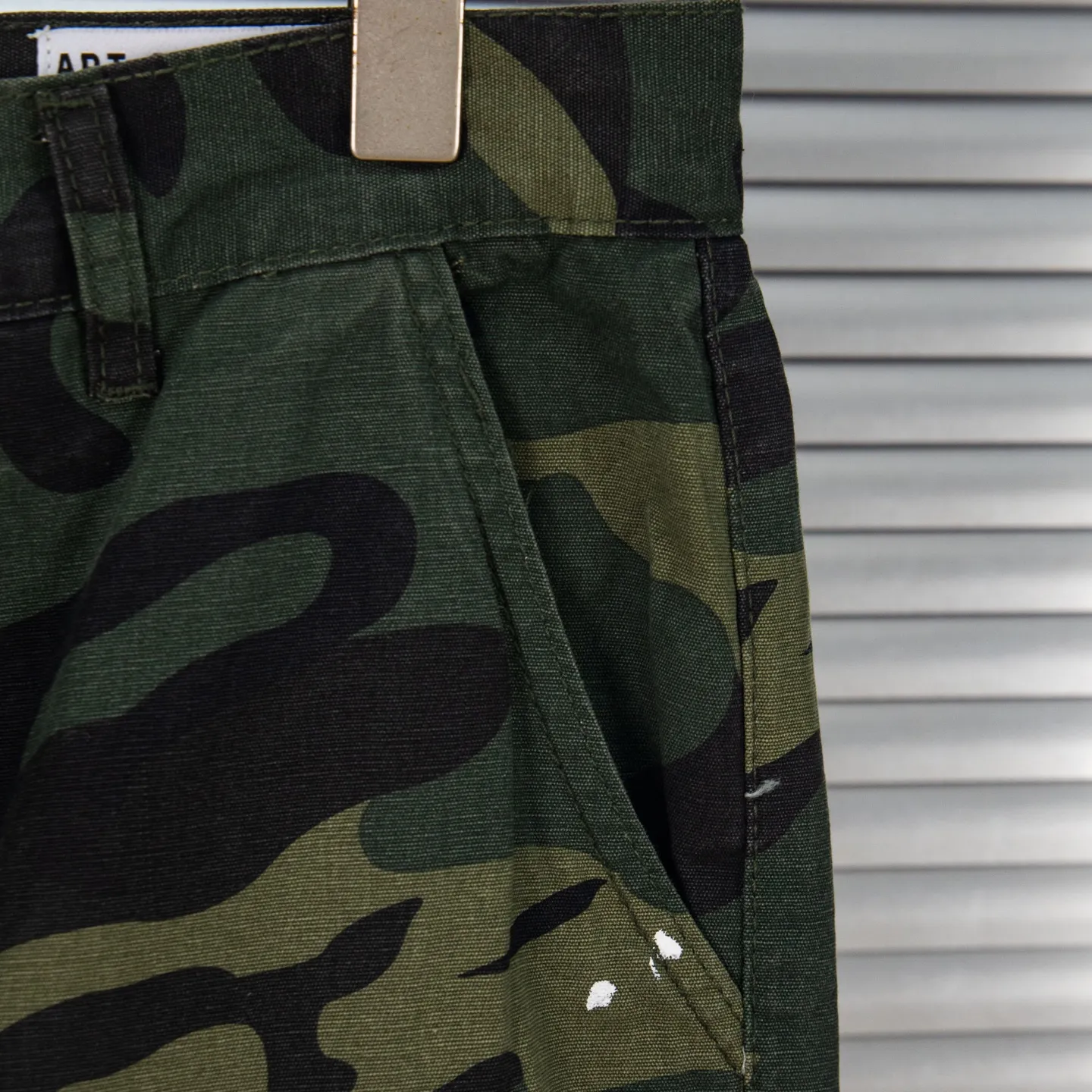 P250 Chrome Hearts Gallery 2025 new camouflage stitching multi-pocket couple bootcut jeans are a hot trend this season and are sought after by countless celebrities and fashionistas. The neat details of the cutting process add color to the playful fashion! The neat and meticulous design, and the well-fitting structure is unique. The upper body not only has outstanding recognition, but also looks younger and younger. A style with the ultimate wearing meaning and performance, gorgeous color matching, and the craftsmanship of this style is also extremely extraordinary. After the finished product is washed, it is disassembled and hand-made with sheepskin cross leather and then spliced ​​together to complete. The whole piece has too many craftsmanship to describe. It is decorated with patchwork cross flowers and high-waisted washed jeans! ! Absolutely high-end luxury product, a god-level single product, a super popular product, made by top heavy industry, a magic weapon that cannot be missed to hit the streets. Style number: 1846 Size: 28 30 32 34 36 Color: camouflage